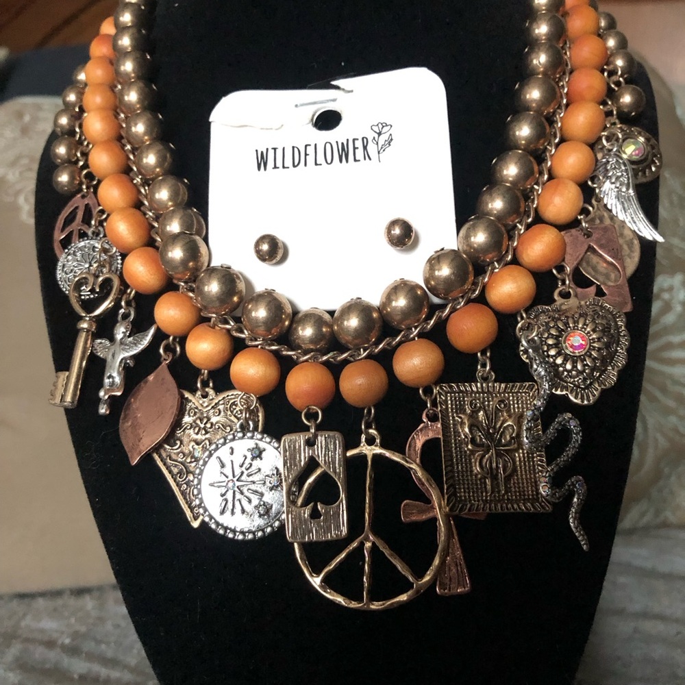 💕NEW Charm necklace with matching stud earrings
$4.99 shipping!